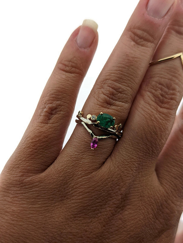 unique organic dianty emerald and diamond thin band gold ring