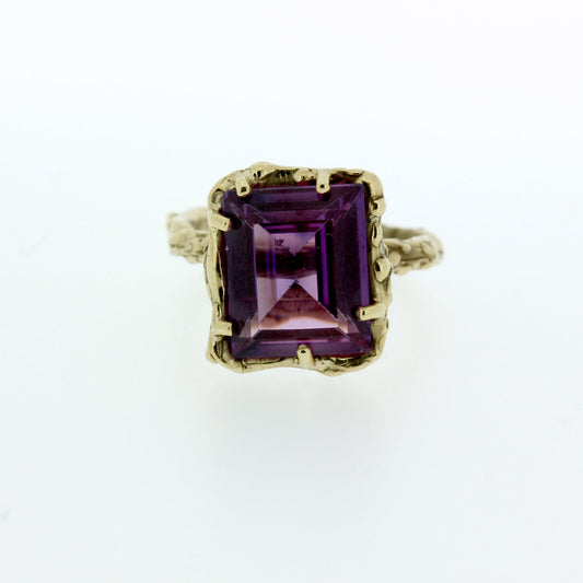 Full view of sapphire on Giovanna Ring.