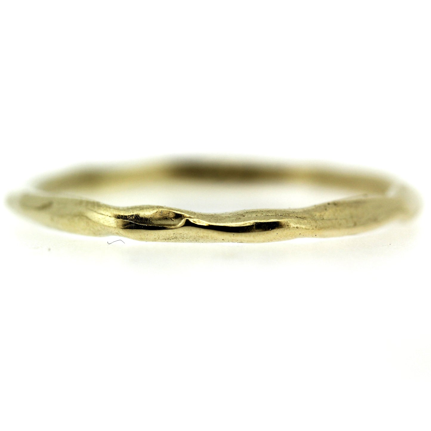 Full view of gold men's Stream Band.
