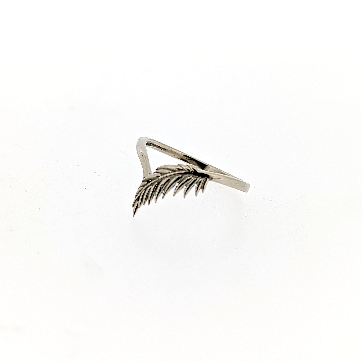botanical leaf design nature inspired arched V shadow band wedding band