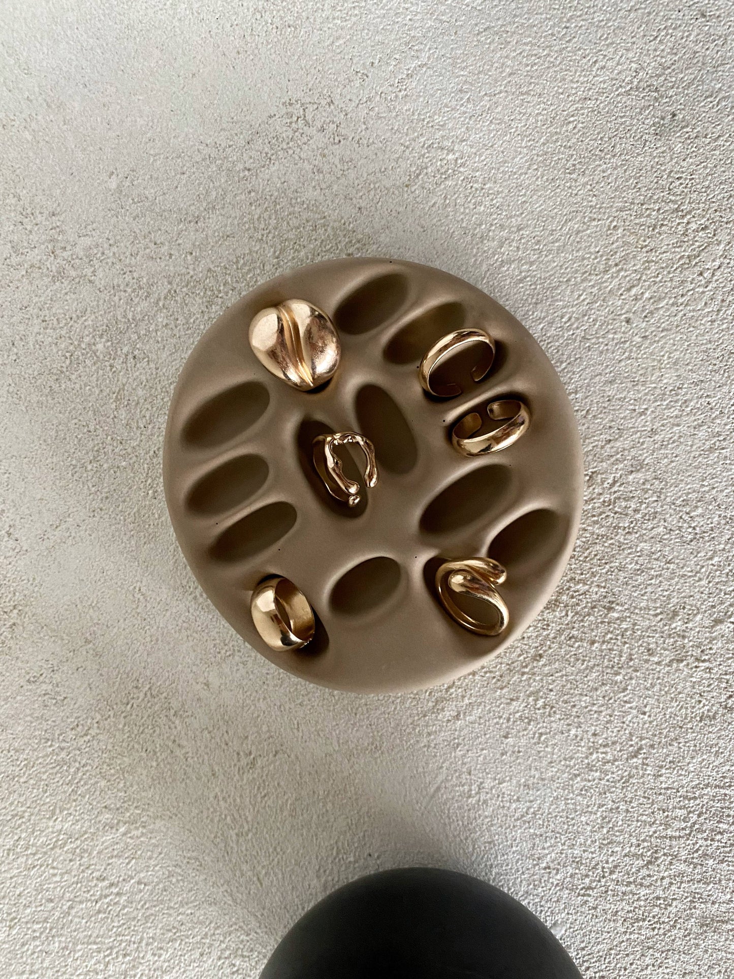 Handcrafted asymmetrical organic bohemian ring holder made in France: Natural white