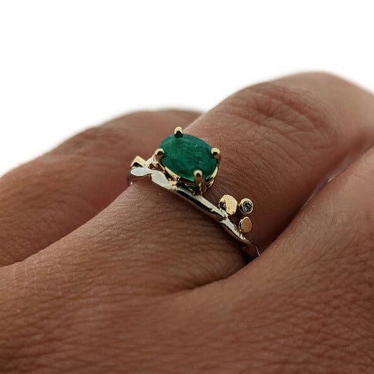 unique organic dianty emerald and diamond thin band gold ring