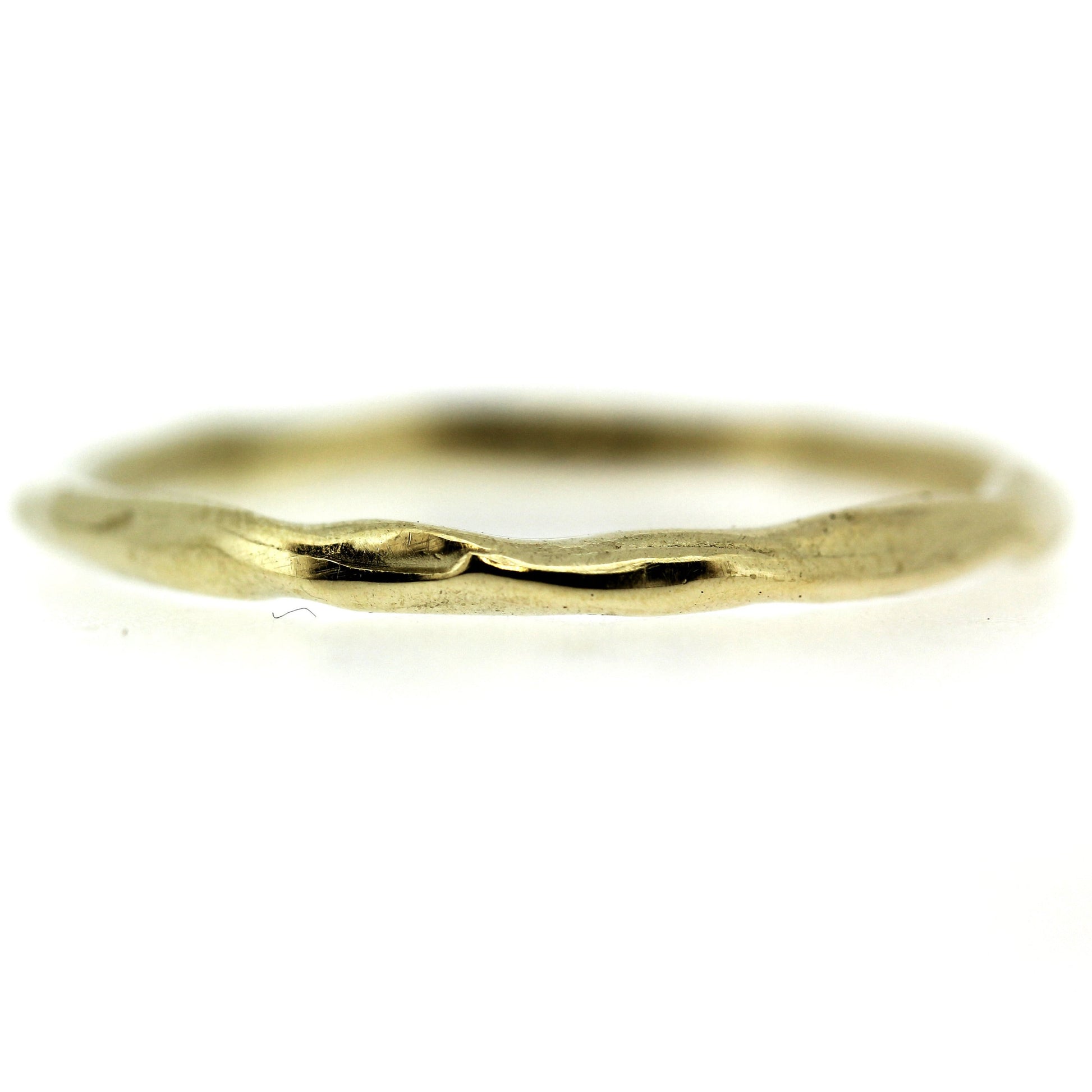 Full view of gold men's Stream Band.