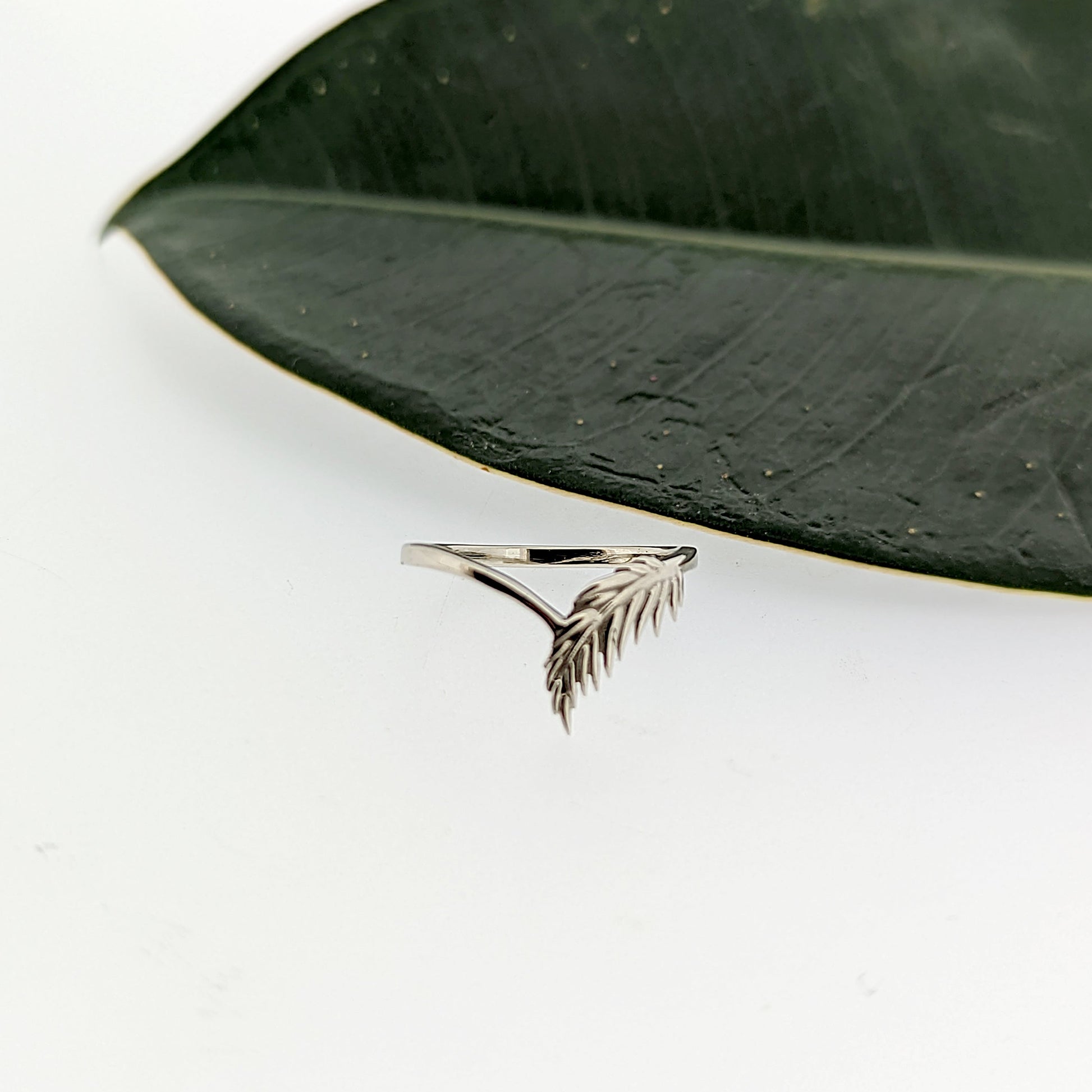 botanical leaf design nature inspired arched V shadow band wedding band 