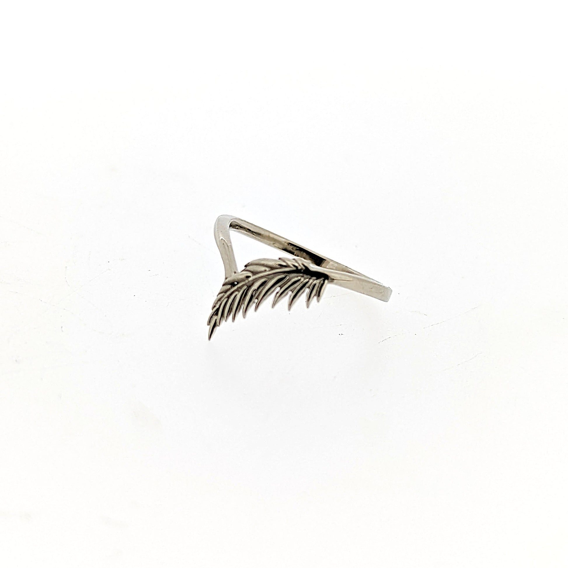 botanical leaf design nature inspired arched V shadow band wedding band 