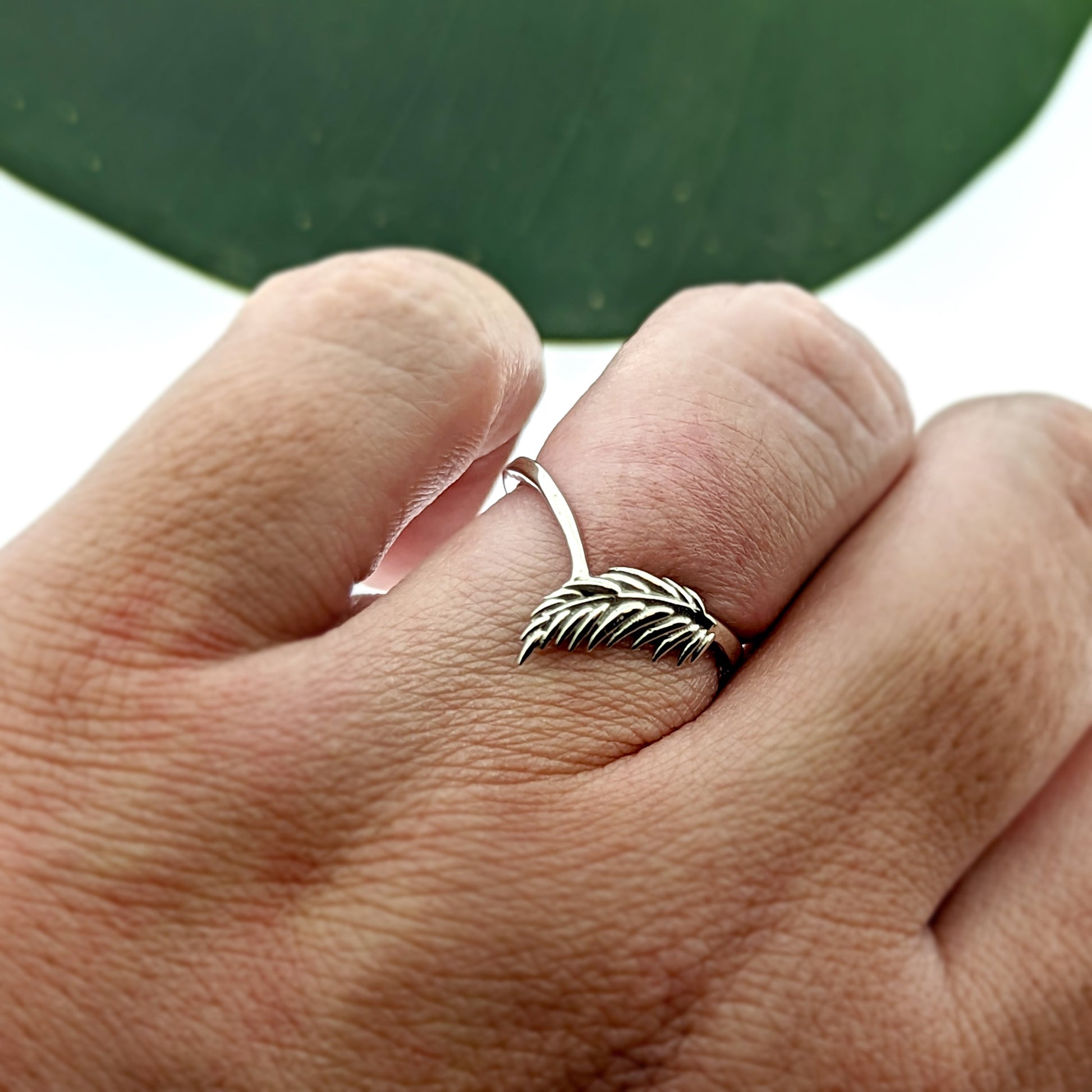 botanical leaf design nature inspired arched V shadow band wedding band 